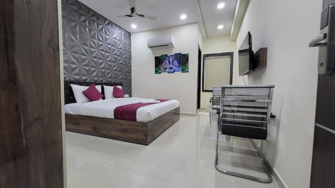 Hotel Vaishnavi Grand Miriālgūda Esterno foto