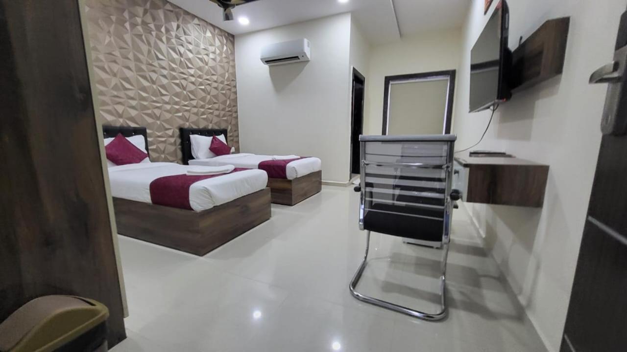 Hotel Vaishnavi Grand Miriālgūda Esterno foto