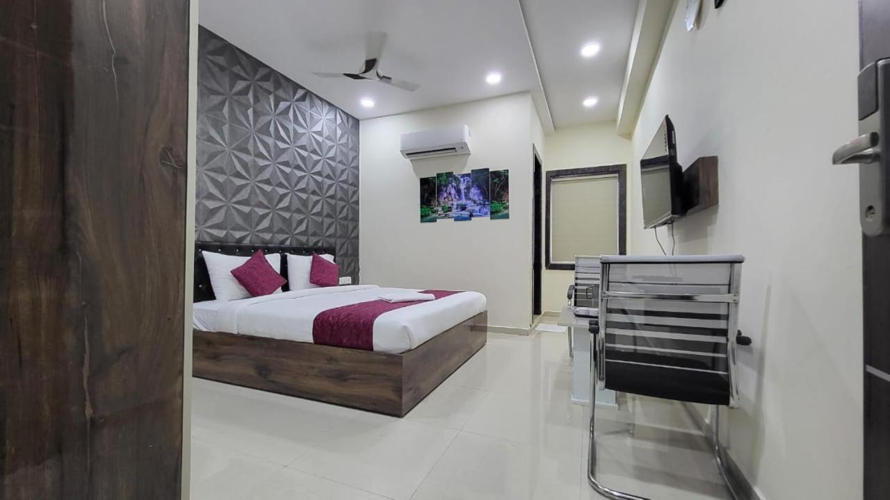 Hotel Vaishnavi Grand Miriālgūda Esterno foto