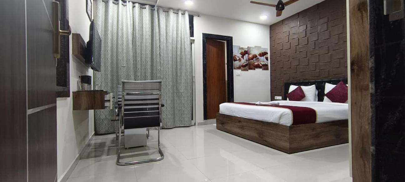Hotel Vaishnavi Grand Miriālgūda Esterno foto